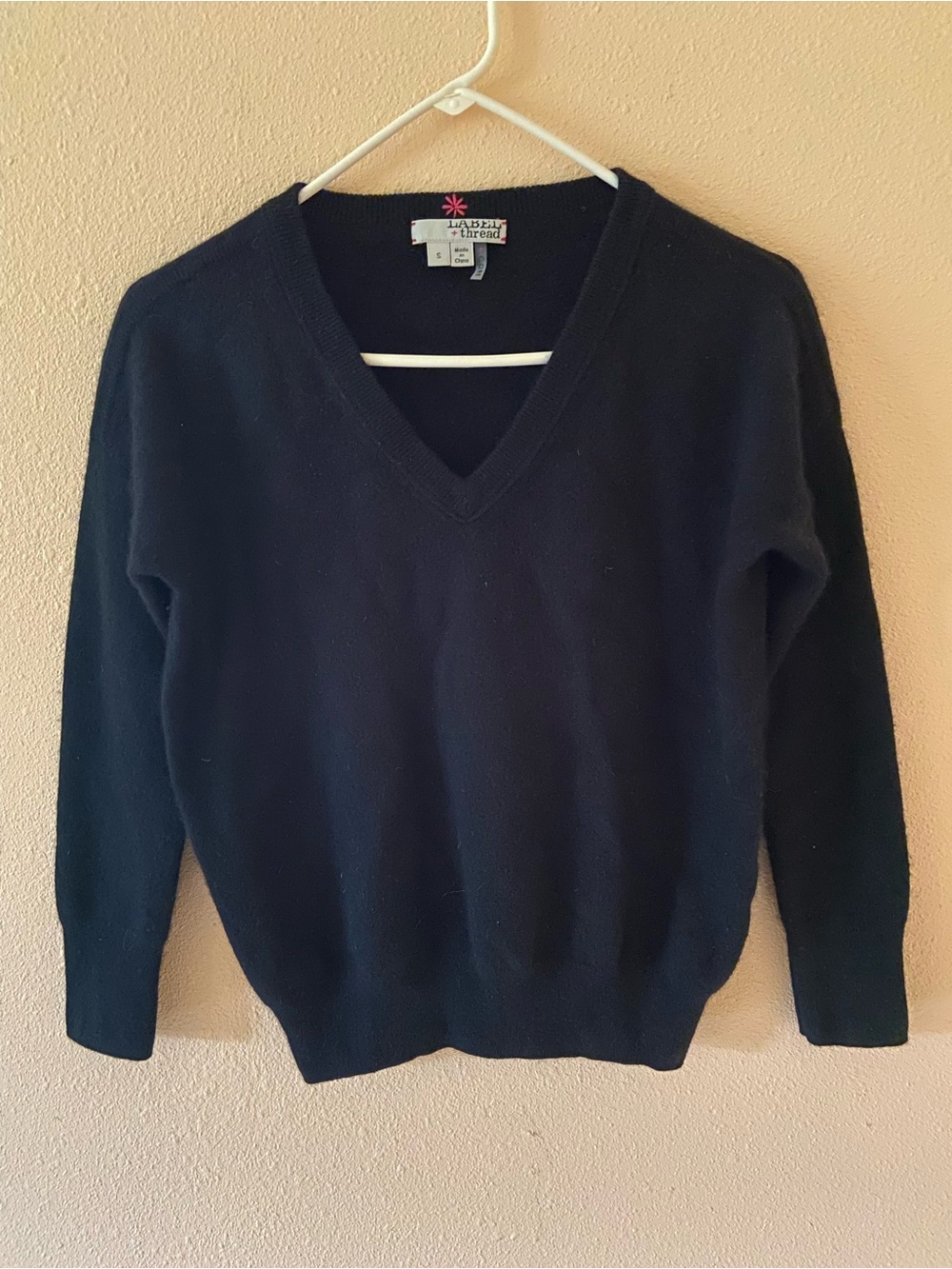 Women’s Label + thread Core 100% Cashmere Black V-Neck Sweater, Size Small